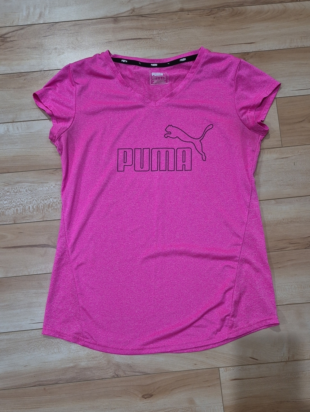 Puma Women's Size Medium Hot Pink V-Neck Logo Short Sleeve Tee